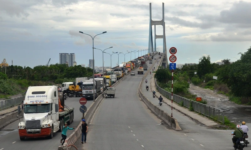 Đến hơn 17 giờ cùng ngày, giao thông khu vực vẫn ùn ứ khá nghiêm trọng